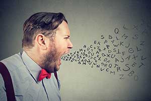 Mann der aggressiv brüllt